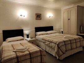 标准三人房 | 特色装修、特色家居、隔音、熨斗/熨衣板