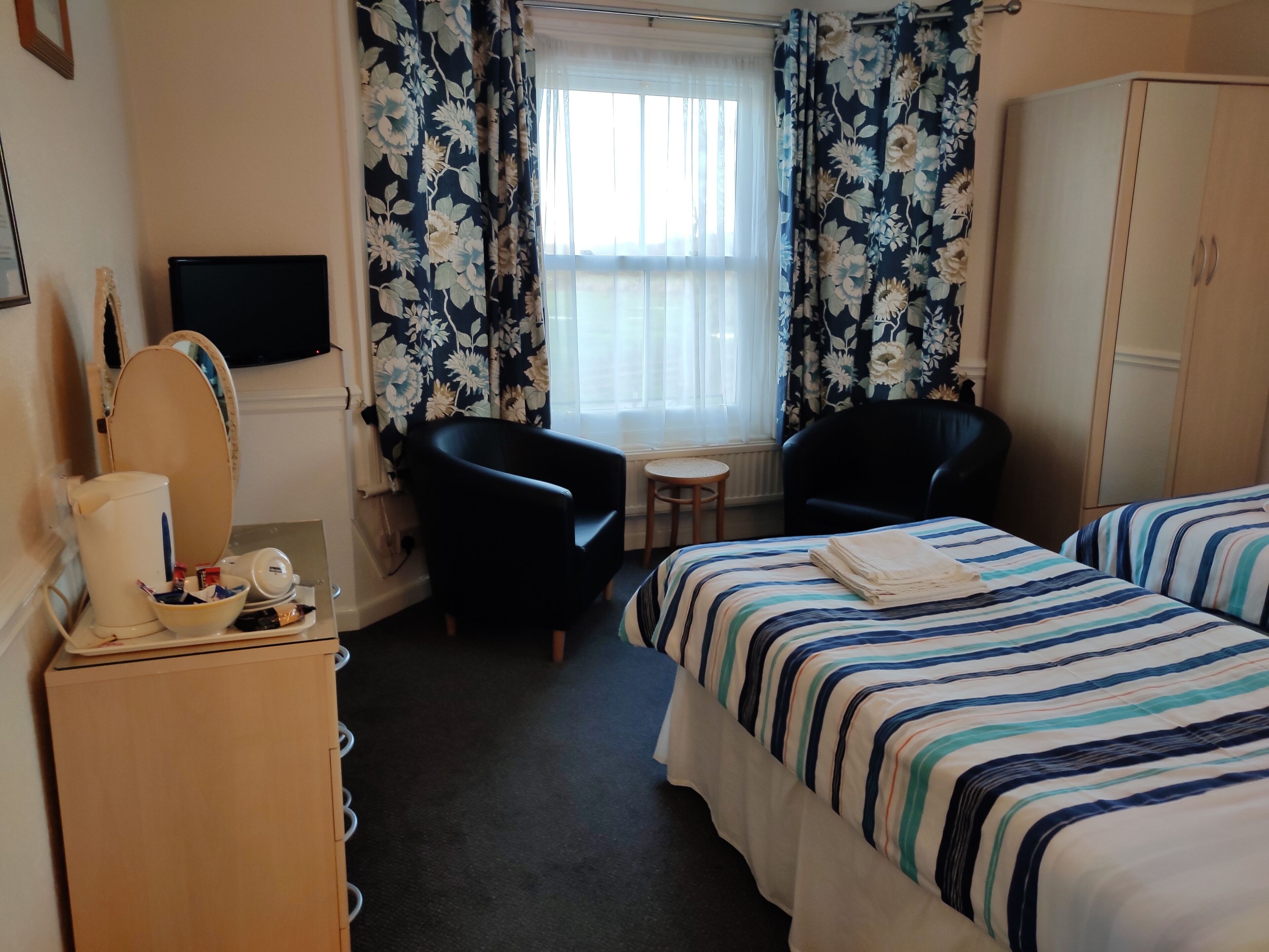 standard twin room | individually decorated, individually furnished, soundproofing