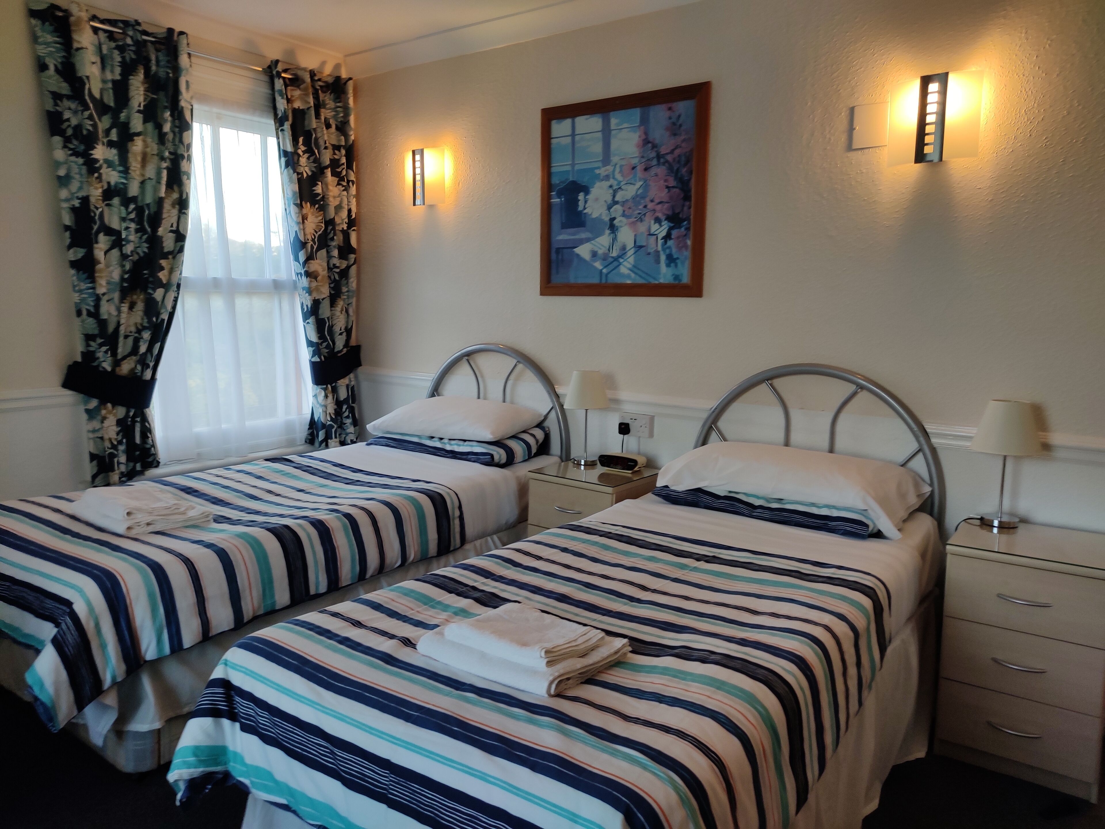 standard twin room | individually decorated, individually furnished, soundproofing