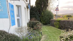 A hotel with a well-maintained lawn and a variety of shrubs and flowers. - The Arundel Park Hotel (Arundel)