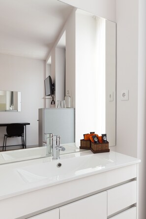 Double Room (Room 5) | Bathroom | Shower, hair dryer, slippers, towels - Serra do Pilar Porto Suites (Vila Nova de Gaia)