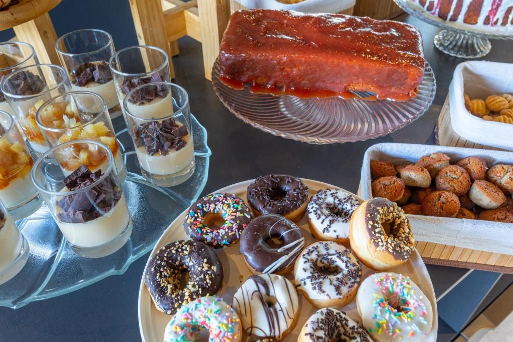 Un buffet de desserts proposant une variété de douceurs et de pâtisseries.