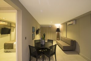 Deluxe Room | Living area | 40-inch LED TV with cable channels, TV, Netflix