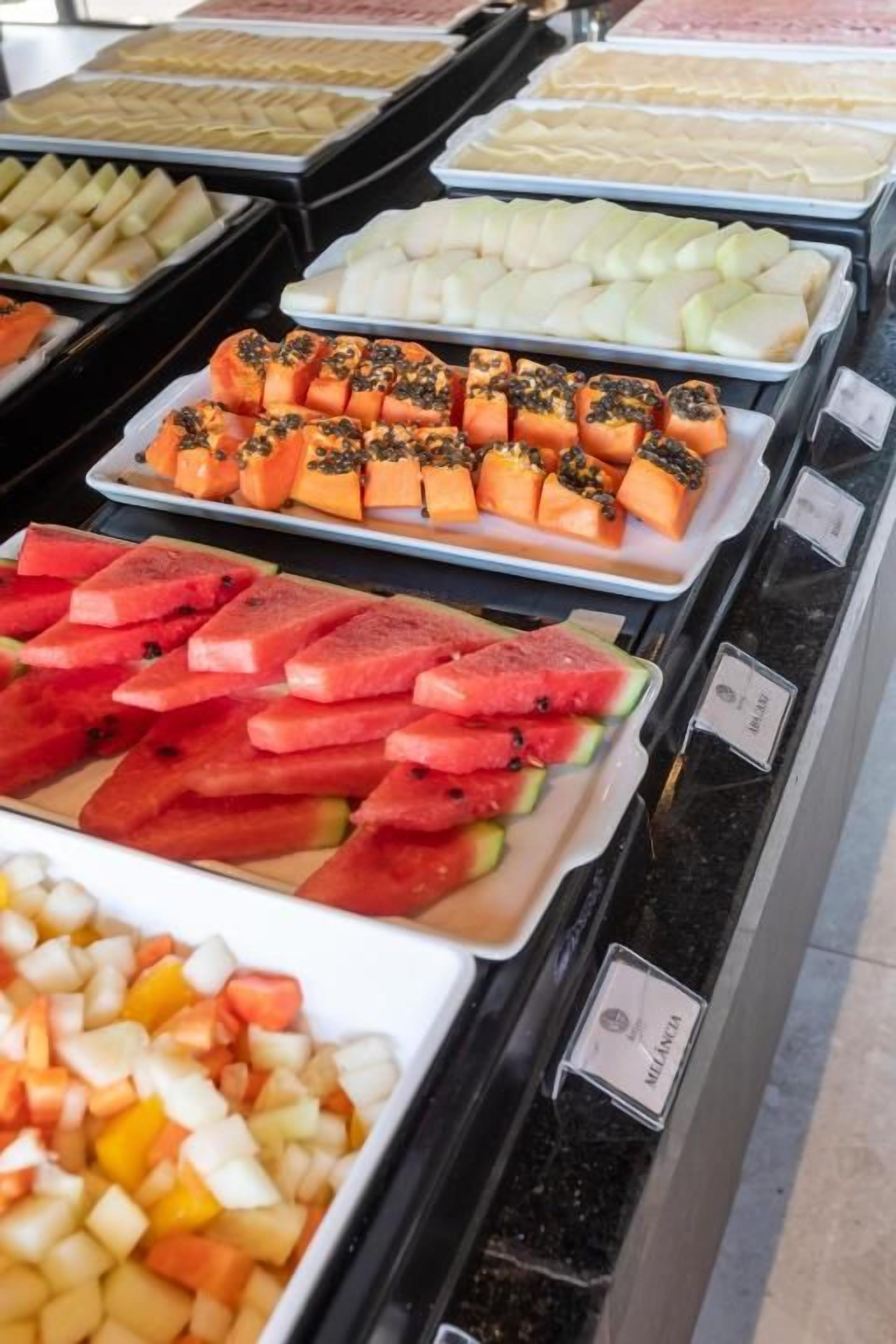 Un buffet con frutta e verdura di vario tipo.