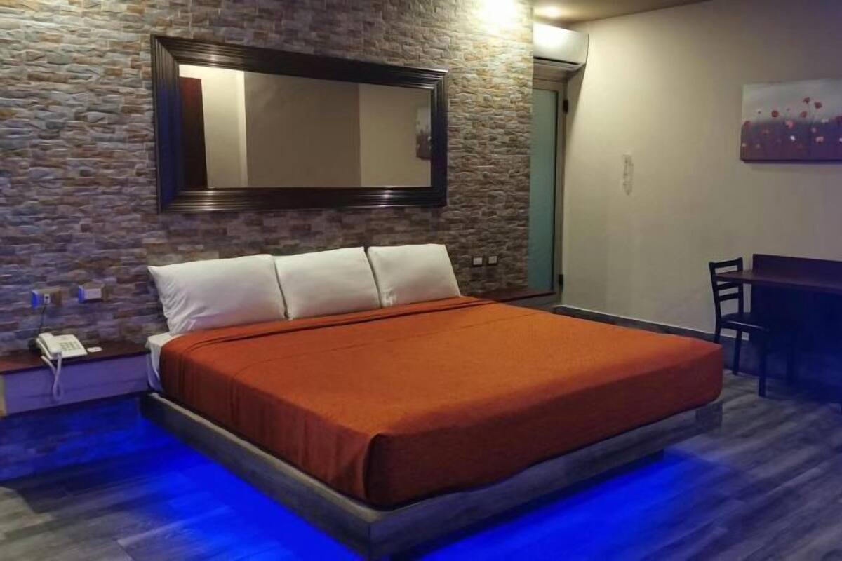 Desk, soundproofing, free WiFi, bed sheets