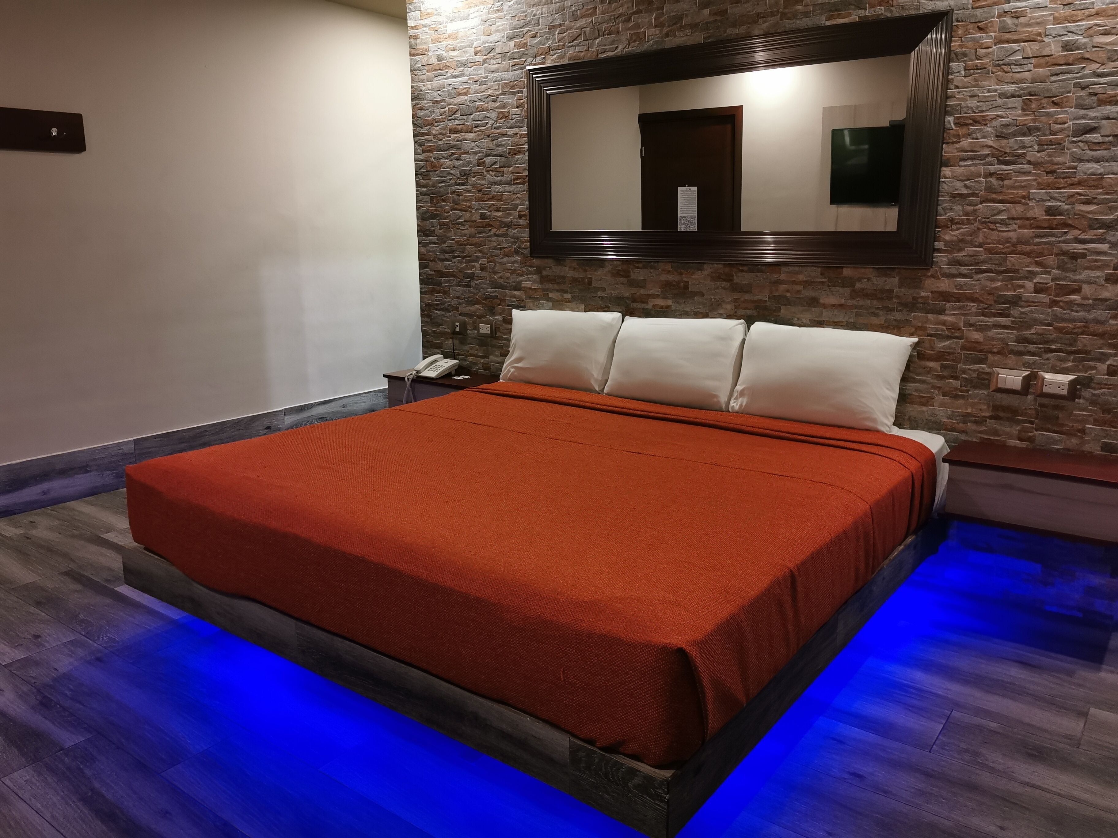 Bureau, chambres insonorisées, Wi-Fi gratuit, draps fournis