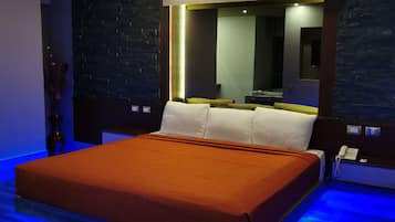 Suite, Jetted Tub | Desk, soundproofing, free WiFi, bed sheets