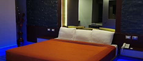 Suite, baignoire Ă jets | Bureau, systĂšme dâinsonorisation, accĂšs au Wi-Fi (inclus)