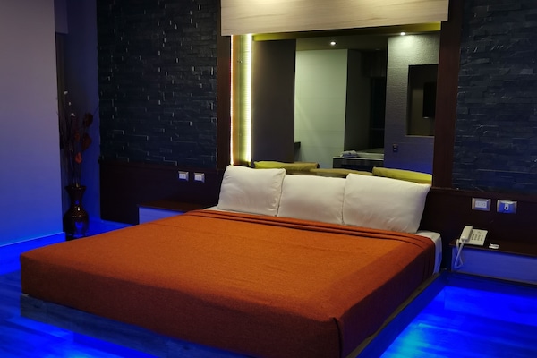 Suite, jet tub | Meja kerja, kedap suara, Wi-Fi gratis, dan seprai linen