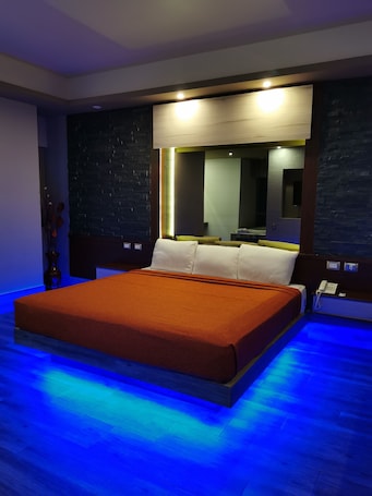 Suite, hidromasaje | Escritorio, insonorización, wifi gratis y ropa de cama . Hotel Plaza Arteaga