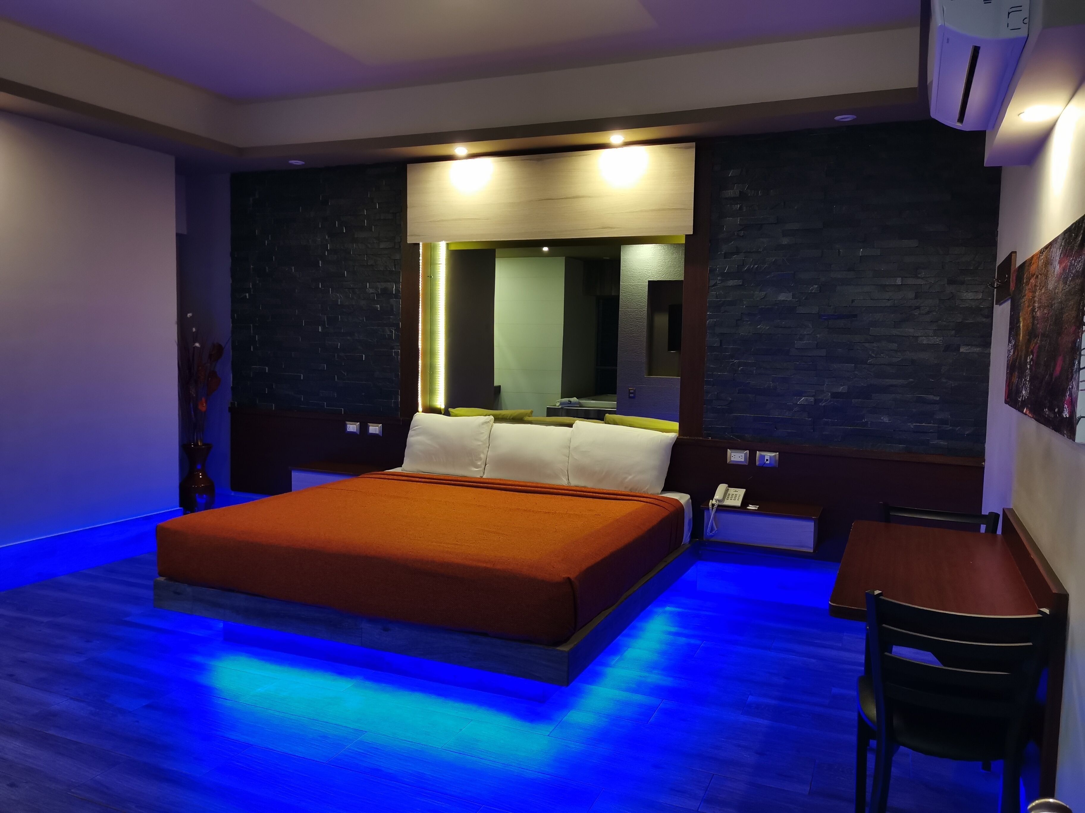 Bureau, chambres insonorisées, Wi-Fi gratuit, draps fournis