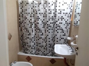 Standard Double Room | Bad | Dusj, hårføner og håndklær