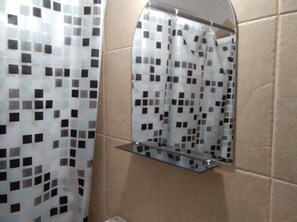 Standard Double Room | Salle de bain | Douche, sĂšche-cheveux, serviettes fournies