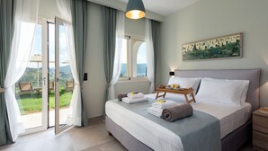 Ein Schlafzimmer mit einem Bett, einem Gemälde und Blick ins Freie.
