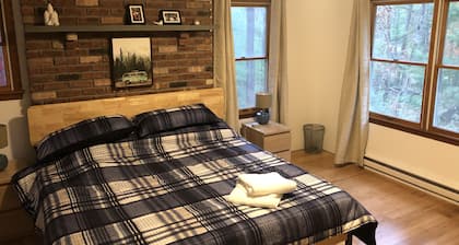 Quiet 4 Bedroom House with Lake Views on large field - perfect for family breaks