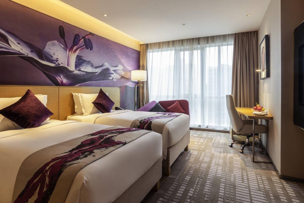 Seprai premium, selimut bulu angsa, bantalan ekstra lembut, dan minibar
