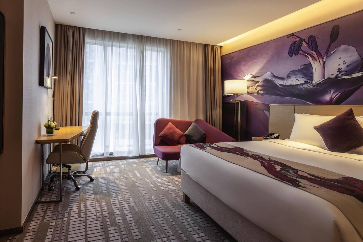 Seprai premium, selimut bulu angsa, bantalan ekstra lembut, dan minibar