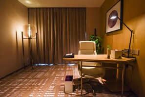 Deluxe Suite, 1 King Bed, Club Lounge Access | 1 bedroom, premium bedding, down comforters, pillowtop beds