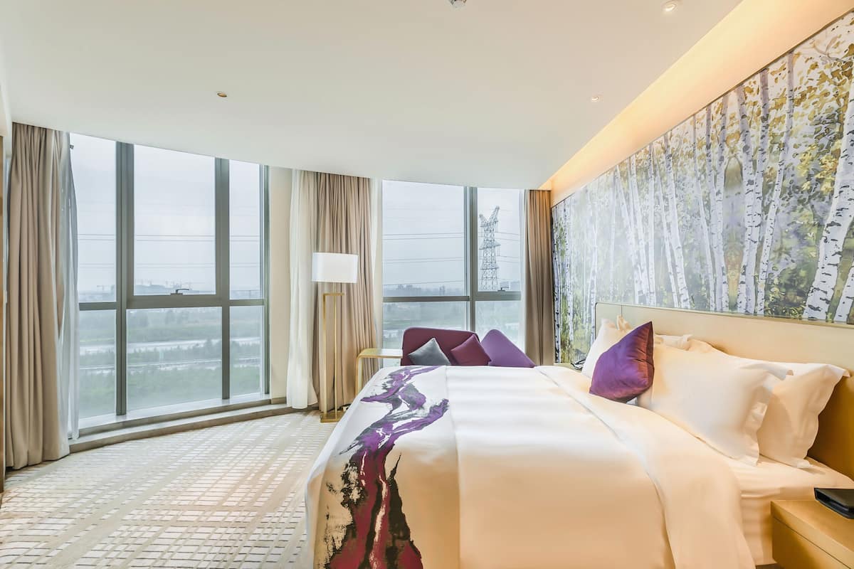 junior suite, 1 king bed | 1 bedroom, premium bedding, down duvets, pillow-top beds