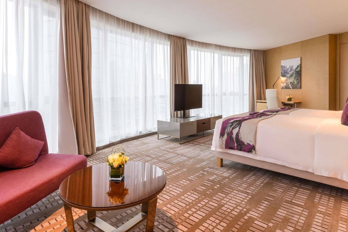 Seprai premium, selimut bulu angsa, bantalan ekstra lembut, dan minibar