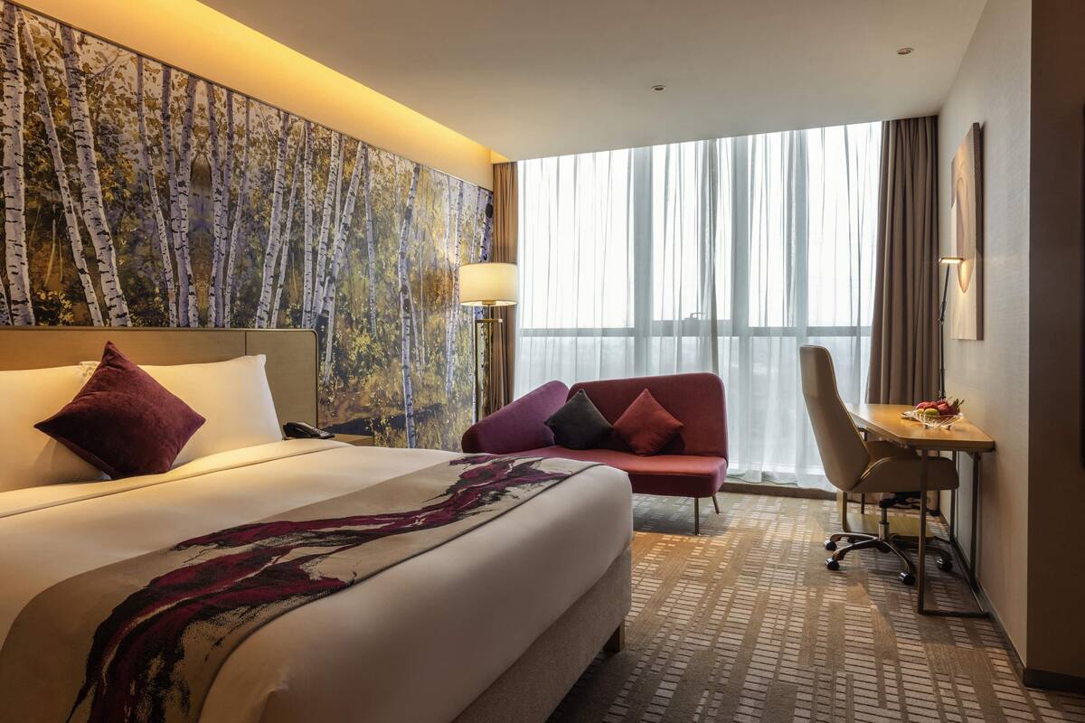 Kamar Premier, 1 Tempat Tidur King, Akses Club Lounge | Seprai premium, selimut bulu angsa, bantalan ekstra lembut, dan minibar