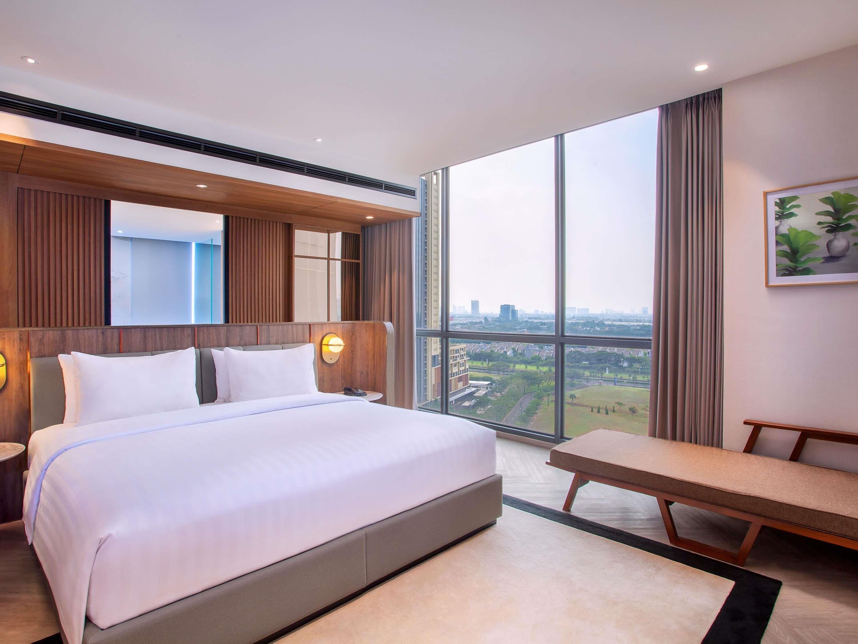 Minibar, brankas, tirai kedap cahaya, dan kedap suara