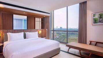 Minibar, brankas, tirai kedap cahaya, dan kedap suara