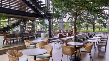 Menyajikan masakan internasional