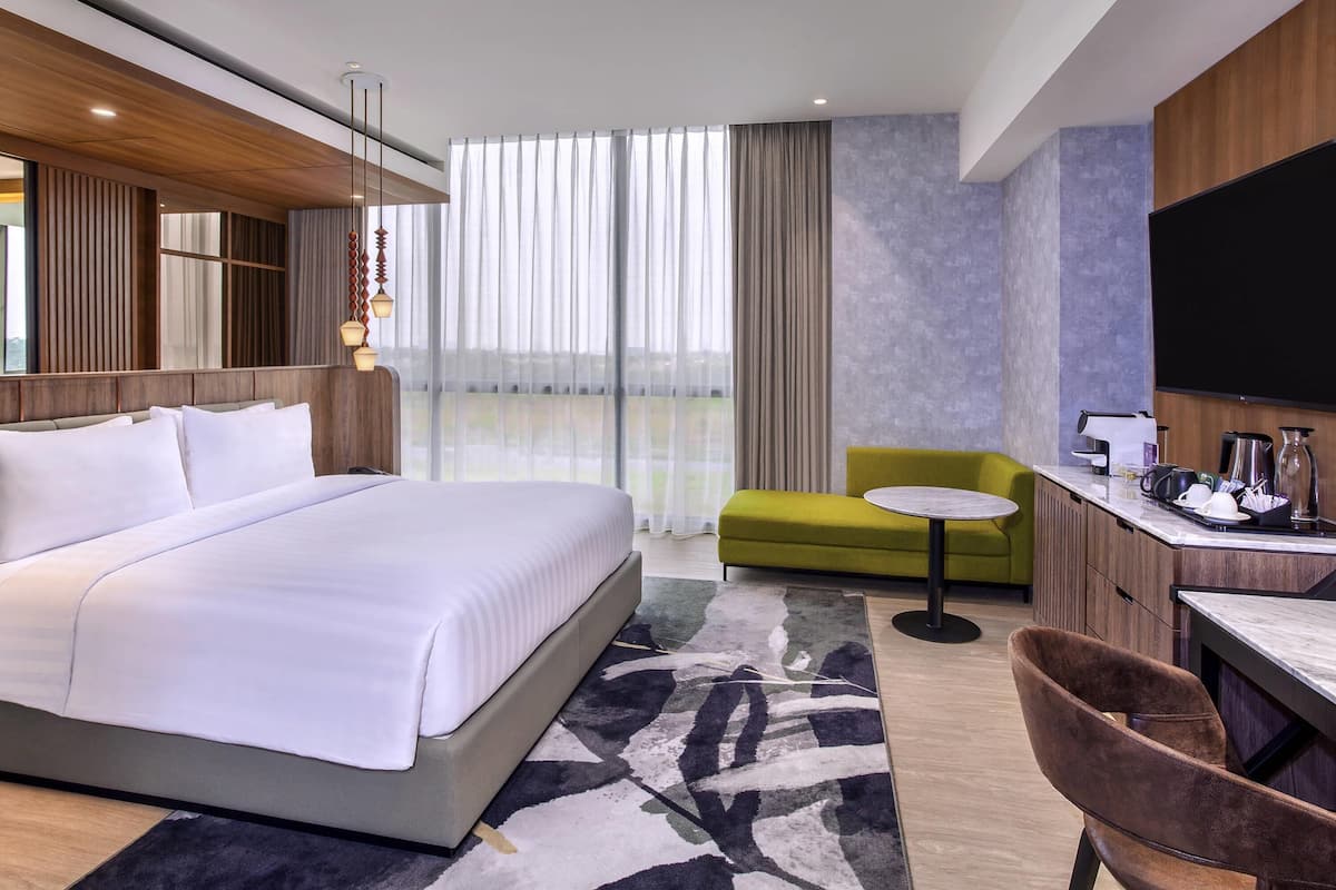 Junior Suite Room, 1 Double Bed | Minibar, värdeförvaringsskåp på rummet och mörkläggningsgardiner