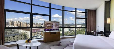 Privilege, Room, 1 King Bed | Minibar, in-room safe, desk, soundproofing