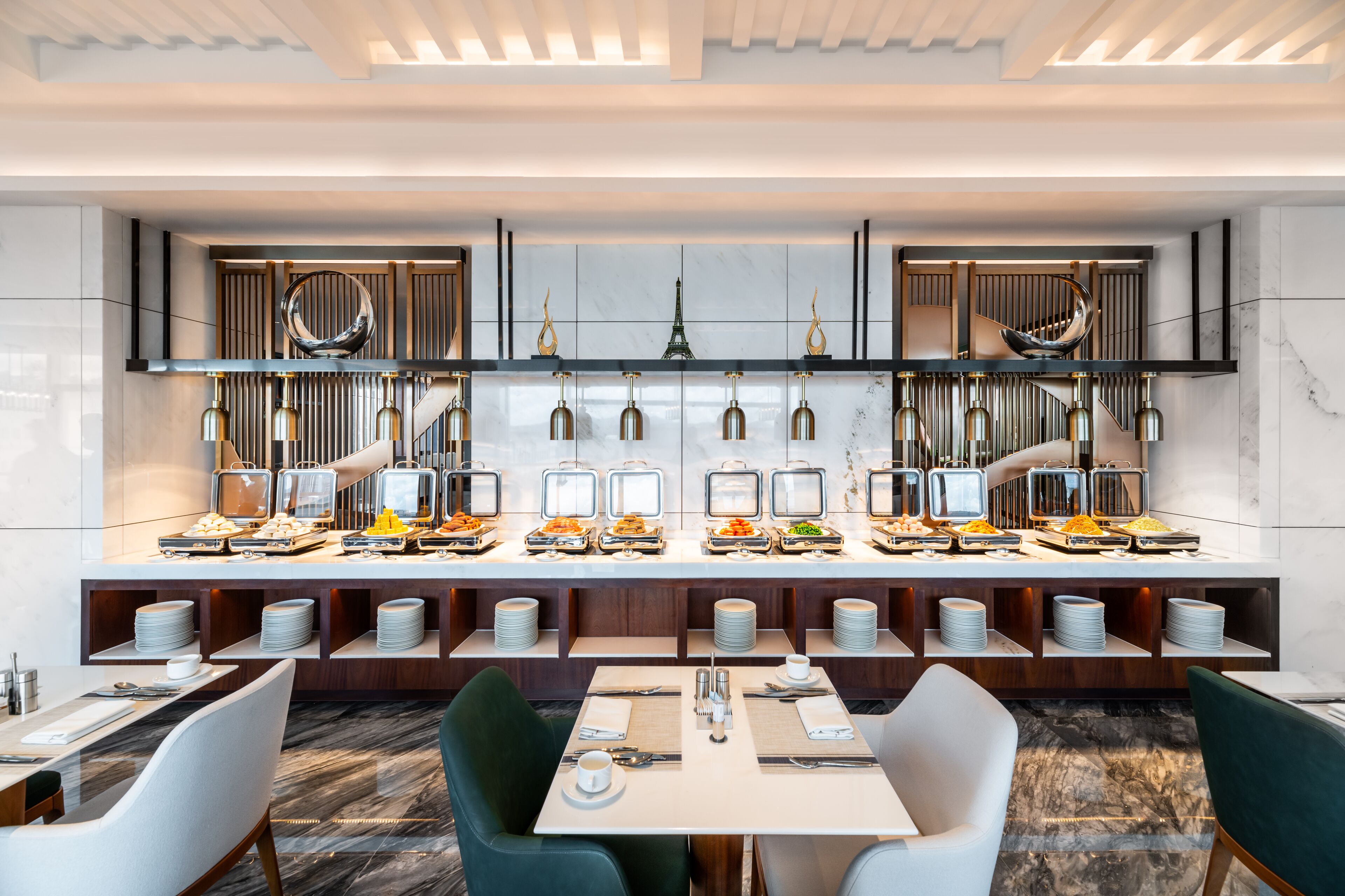 Daily buffet breakfast (CNY 78 per person)