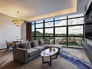 Superior-Suite, 1 King-Bett | Minibar, Zimmersafe, Schreibtisch, schallisolierte Zimmer