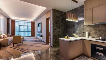 Minibar, caja de seguridad en la habitación y escritorio