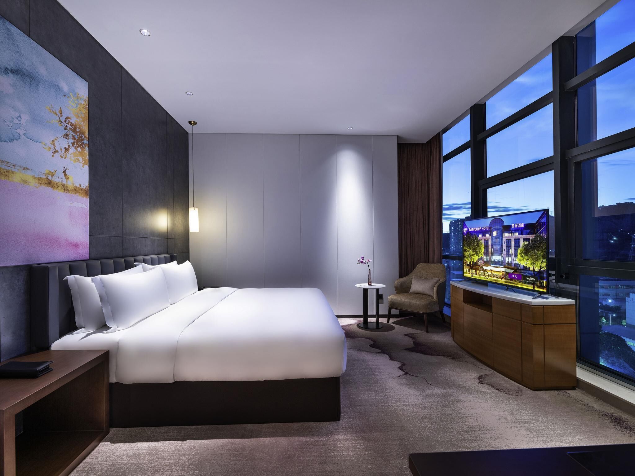 Standard Room, 1 King Bed | Minibar, in-room safe, desk, soundproofing