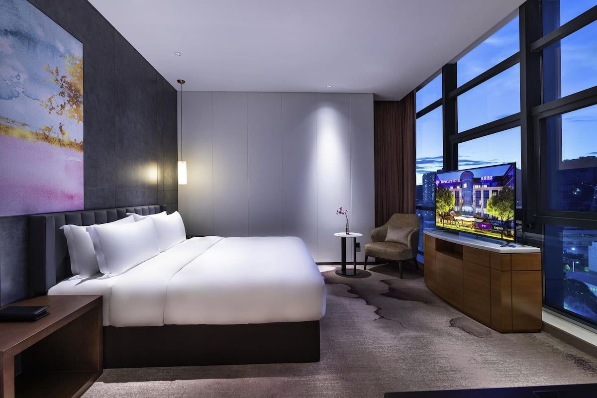Standard Room, 1 King Bed | Minibar, in-room safe, desk, soundproofing