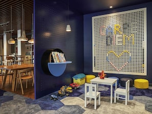 供應午餐；多國菜