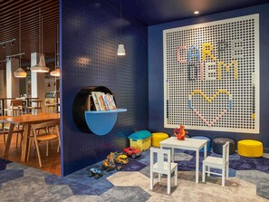 Se sirven almuerzos y cocina internacional