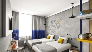 Una habitación de hotel moderna con dos camas, un escritorio, una silla y un ventanal con cortinas.