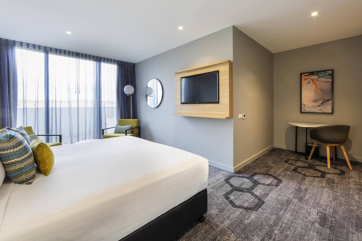 Standard Room, 1 Queen Bed | Hypo-allergenic bedding, pillowtop beds, minibar, in-room safe