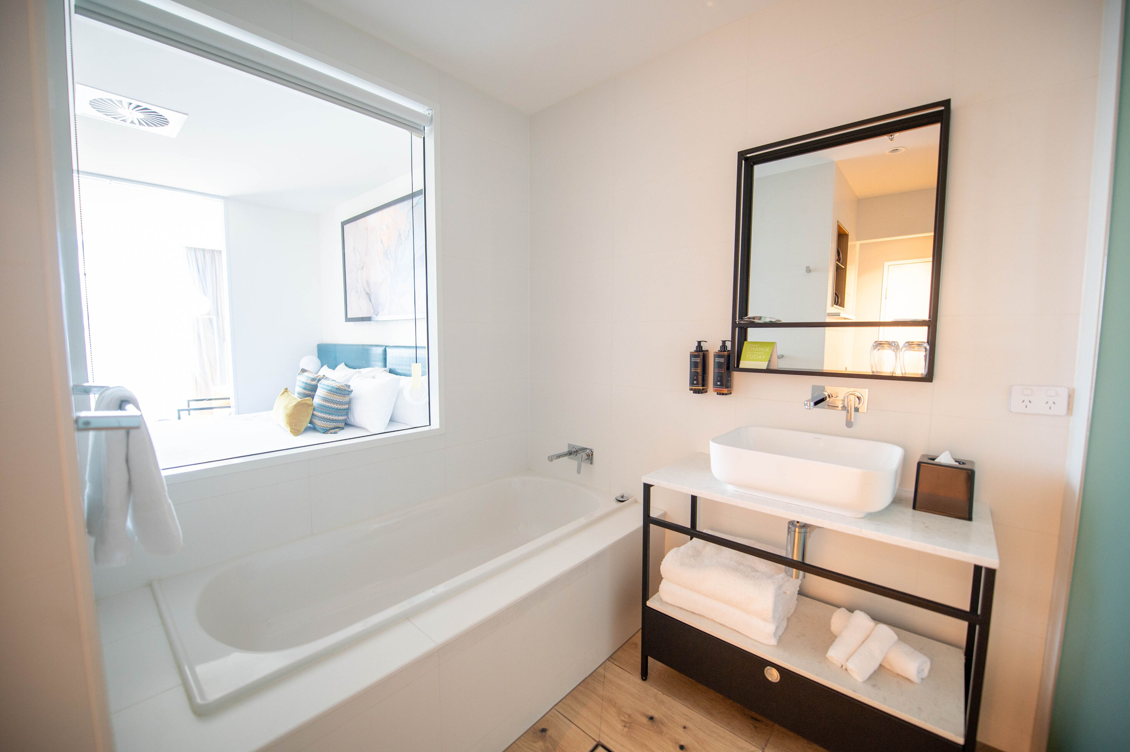 executive studio, 1 king bed with sofa bed, bathtub | bathroom | shower, eco-friendly toiletries, hair dryer, towels