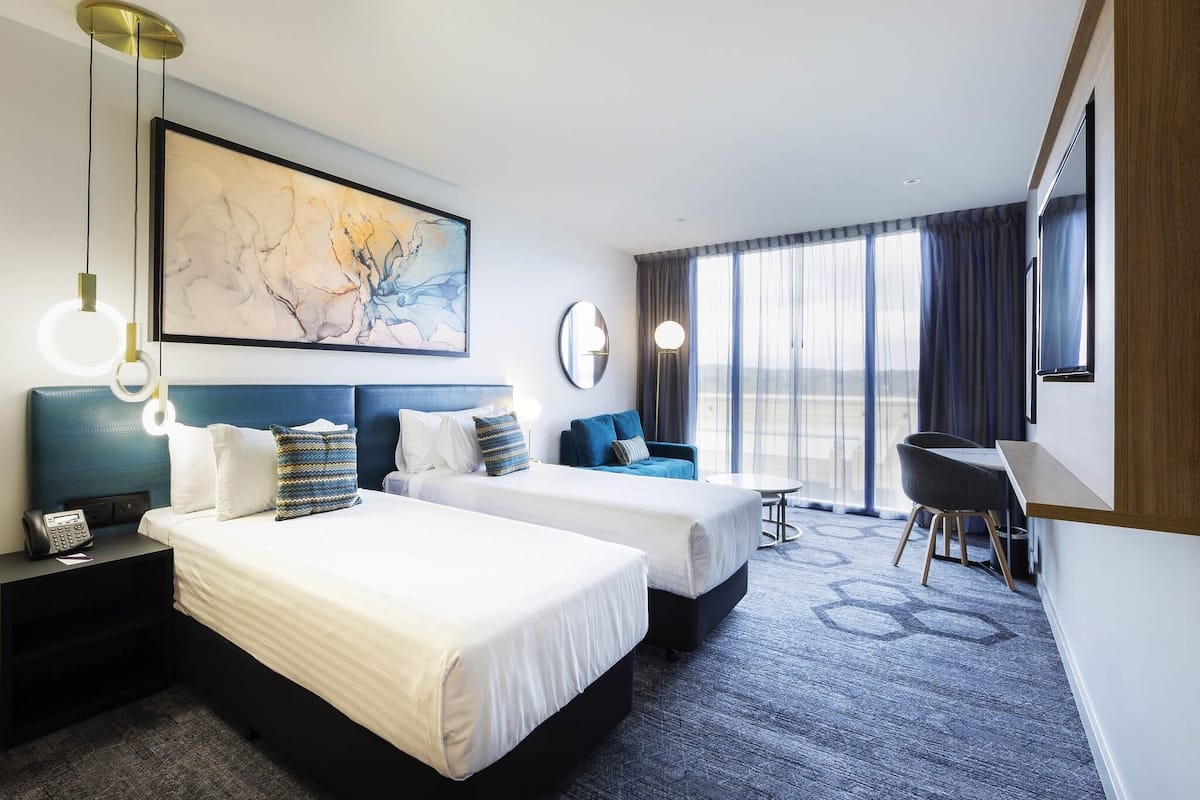 Superior-huone, 2 keskisuurta parisänkyä | Allergiatestatut vuodevaatteet, pillowtop-patjalliset sängyt, minibaari