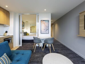 One Bedroom Apartment with Queen Bed and Kitchenette | Hypo-allergenic bedding, pillow-top beds, minibar, in-room safe - Mercure Canberra Belconnen (Belconnen)