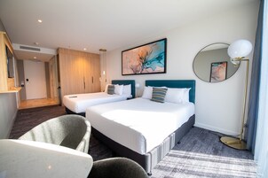 Habitación superior, 2 camas de matrimonio | Ropa de cama hipoalergénica, colchones con acolchado adicional, minibar