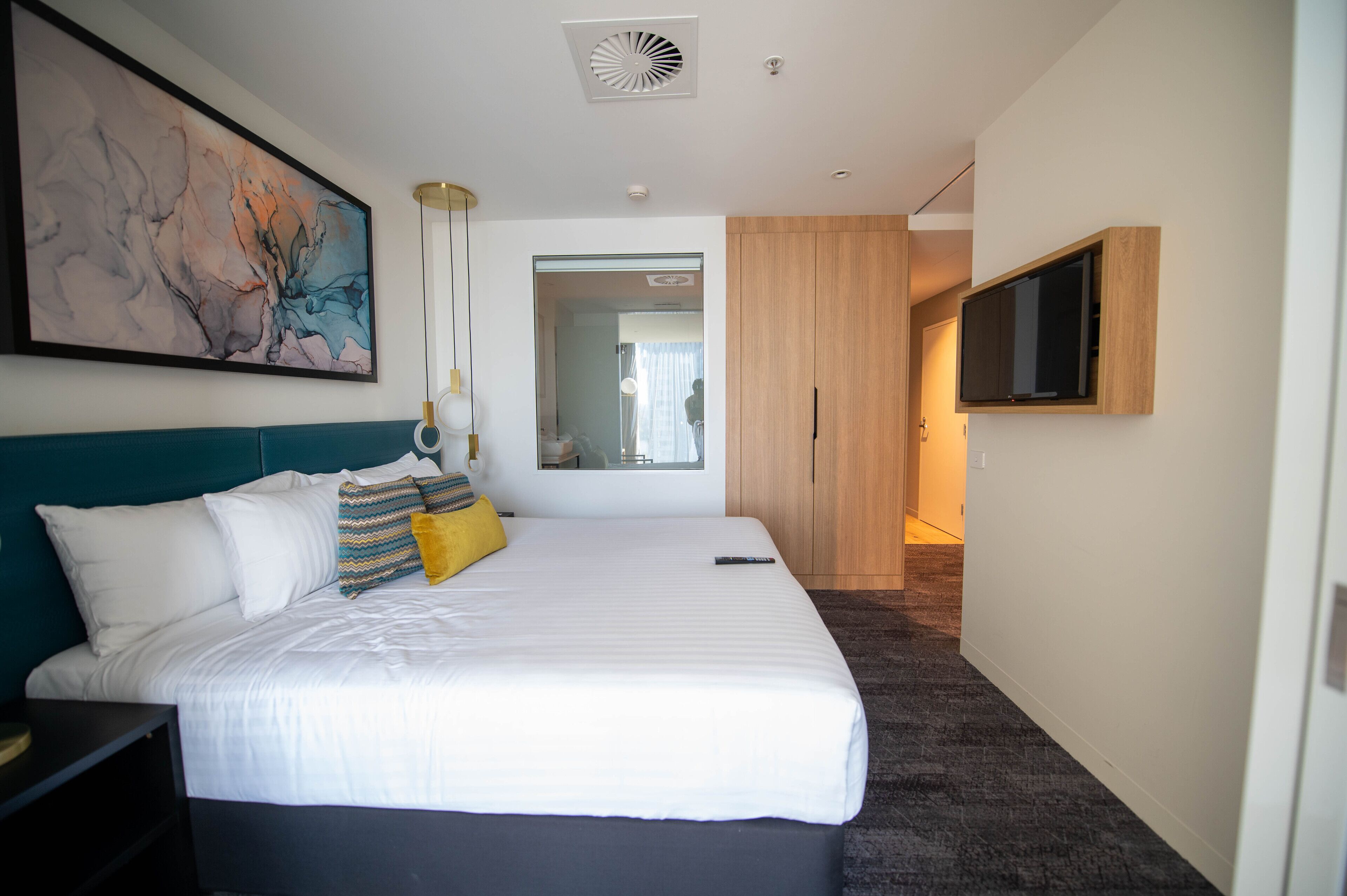 executive studio, 1 king bed with sofa bed, bathtub | hypo-allergenic bedding, pillow-top beds, minibar, in-room safe