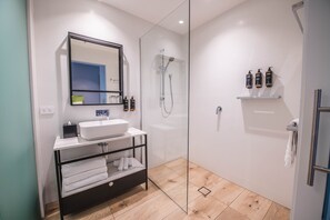 Dusj, miljøvennlige toalettsaker, hårføner og håndklær