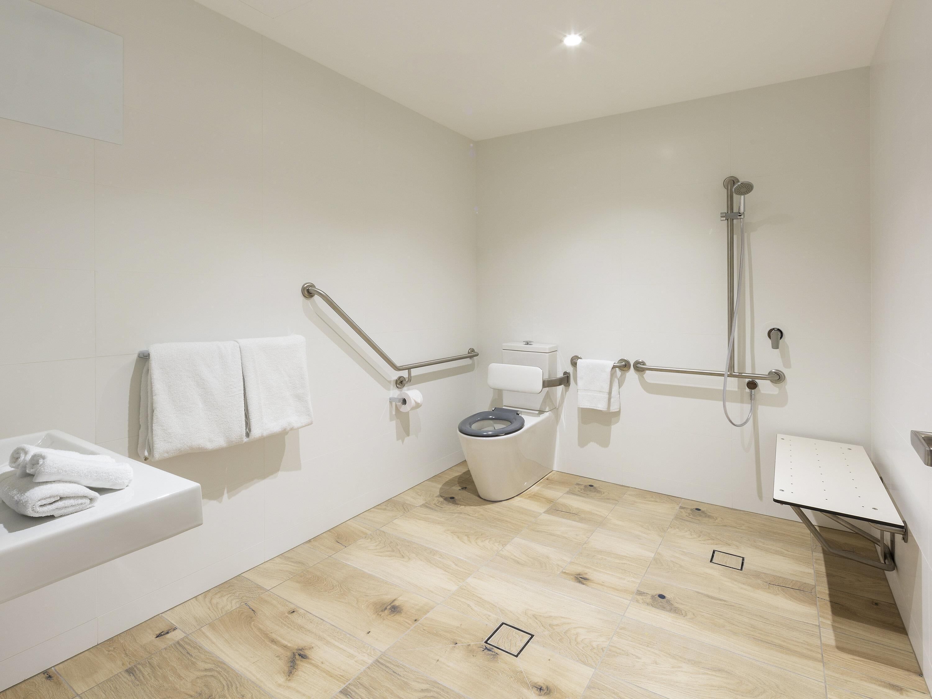 Room, 1 King Bed, Mobility Accessible | Hypo-allergenic bedding, pillowtop beds, minibar, in-room safe