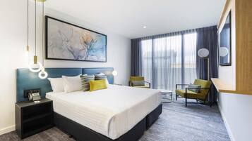 Roupas de cama antialérgicas, camas com colchões pillow-top, frigobar