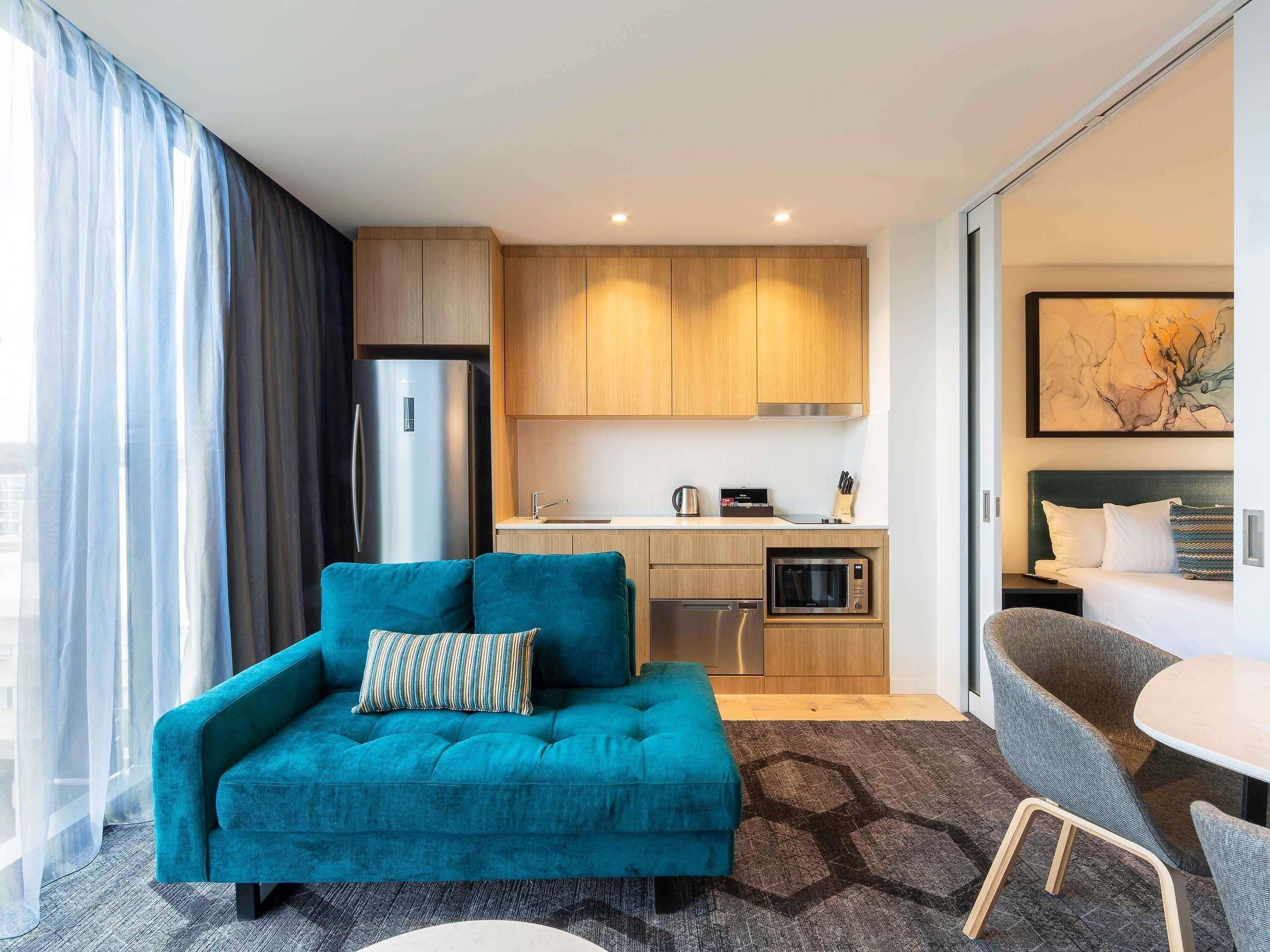 Ropa de cama hipoalergénica, colchones con pillow-top y minibar 
