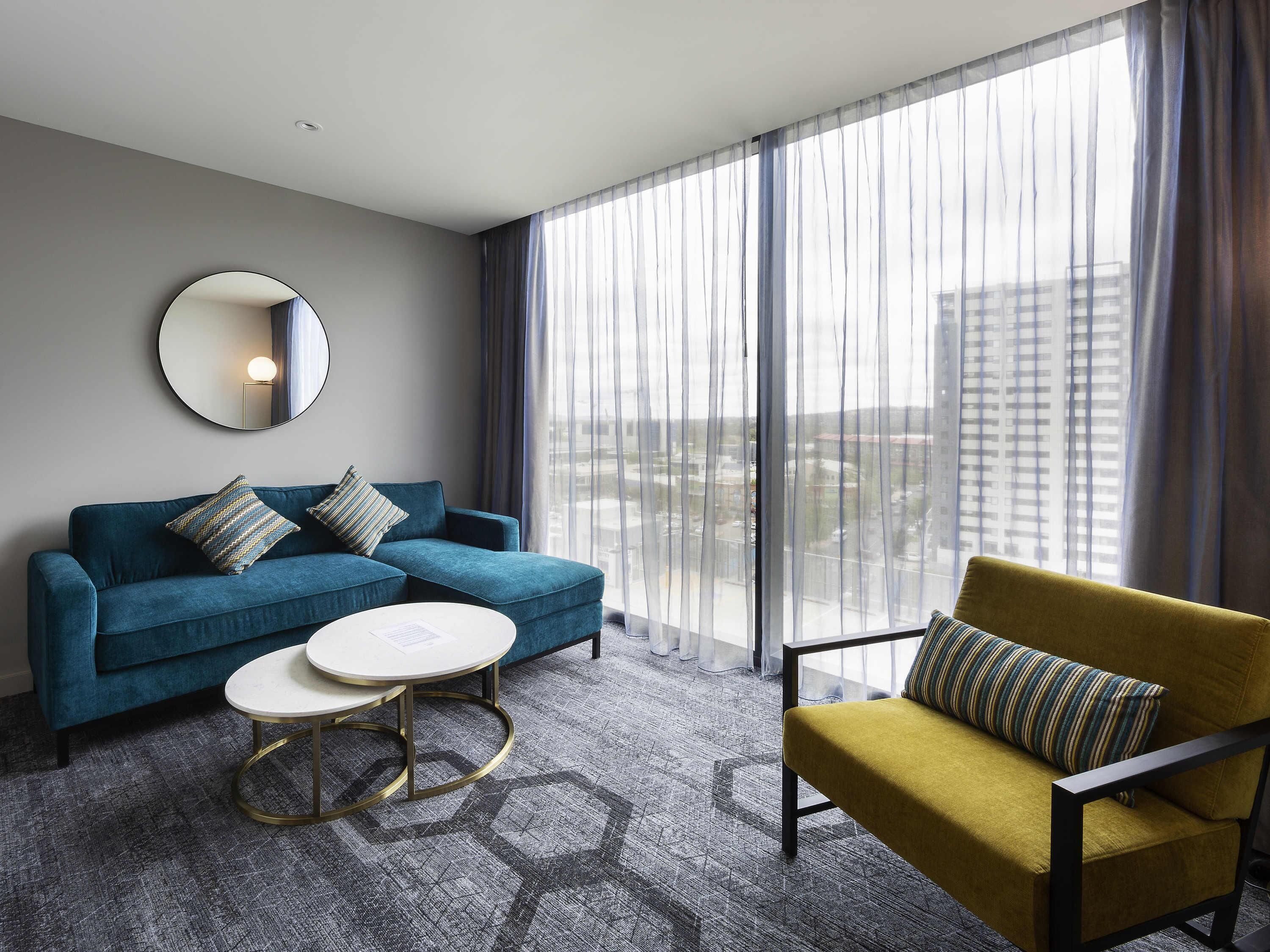 Estudio ejecutivo, 1 cama de matrimonio grande con sofá cama, bañera | Ropa de cama hipoalergénica, colchones con acolchado adicional, minibar