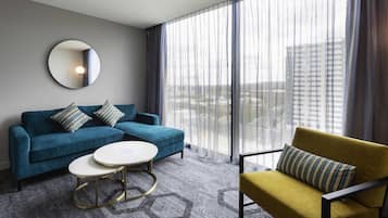 Executive Studio Room with Separate Lounge, Sofa Bed and Bath | Hypo-allergenic bedding, pillowtop beds, minibar, in-room safe